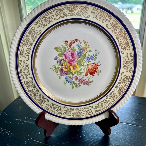 VINTAGE JOHNSON BROS. 10 3/4” DINNER PLATE. OLD ENGLISH LINE, CHADWELL PATTERN. - Picture 2 of 6